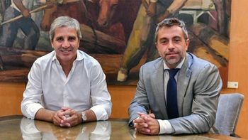 Ministro Luis Caputo junto a Federico Furiase. Ministro Luis Caputo junto a Federico Furiase.
