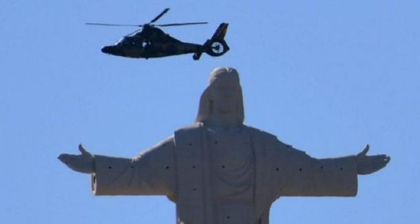 Bendición desde el aire durante la Semana Santa en Bolivia. Foto: @lostiempos