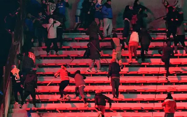 80 hinchas de Universidad de Chile recibieron la prohibición para ingresar a estadios argentinos