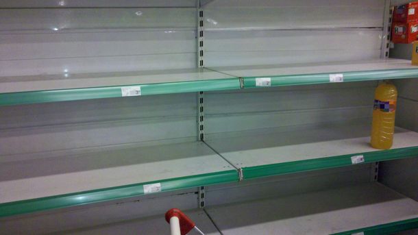 Góndolas de bebidas sin alcohol vacías