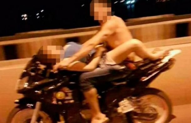 VIDEO: ¿Sexo en una moto a toda velocidad? El viral que escandaliza