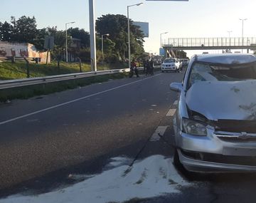 Dos motochorros se metieron a contramano en la autopista para huir de la Policía: uno murió