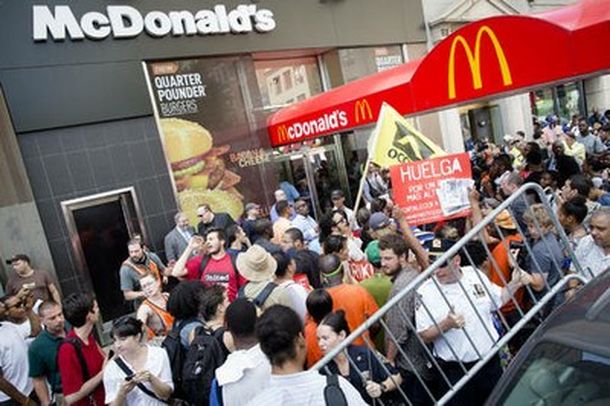 Protesta de trabajadores de Mc Donalds y Burger King por salarios