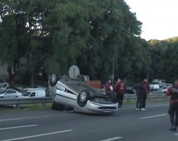 Caos en la General Paz por un choque múltiple y vuelco