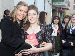 la discriminan por tener dos mamas la discriminan por tener dos mamas