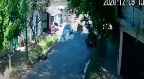 Motochorros le quebraron la mano al arrancarle la mochila