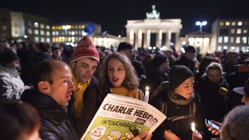 europa refuerza su seguridad y una multitud protesta europa refuerza su seguridad y una multitud protesta