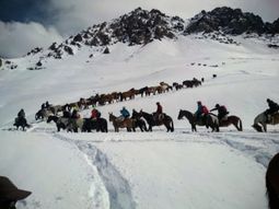Rescataron a 9 turistas que llevaban casi una semana aislados por la nieve