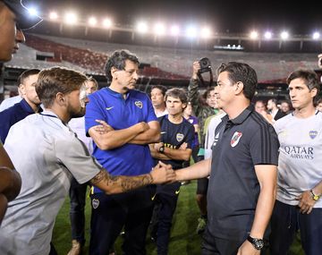 Gallardo saluda a Lamardo, uno de los jugadores afectados
