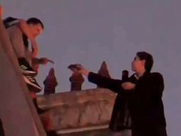 Así fue el rescate de Batman tras subirse a la terraza de un edificio