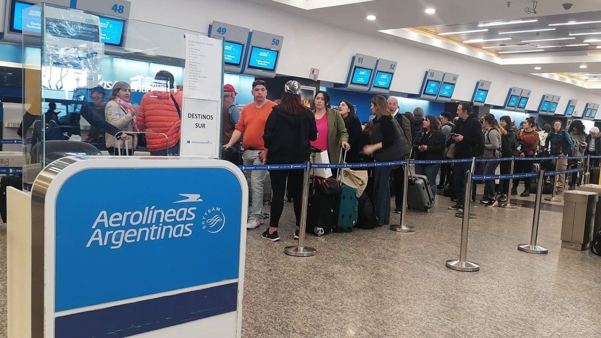 Caos En Aeroparque Y Ezeiza Por Un Paro De Pilotos De Aerolíneas Argentinas 6086