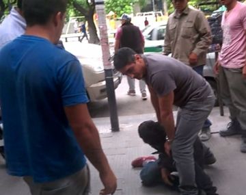 Vecinos atrapan a un ladrón