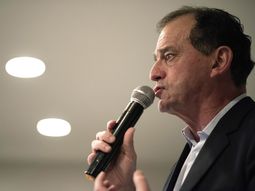 Manini Ríos confirmó que Cabildo Abierto continuará en la coalición de gobierno. Manini Ríos confirmó que Cabildo Abierto continuará en la coalición de gobierno.