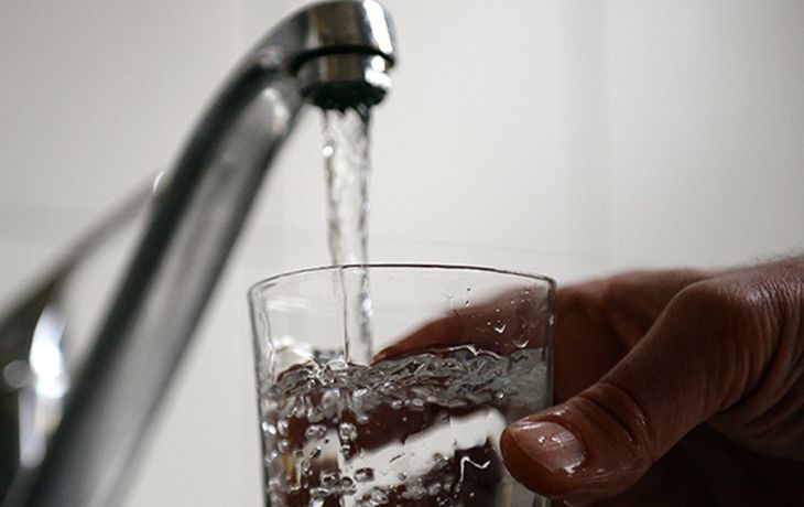 El agua aumenta en enero 17% y la factura promedio no bajará de los $1.100