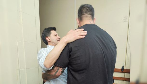 Los padres de Fernando Báez Sosa abrazaron al jefe de seguridad del boliche