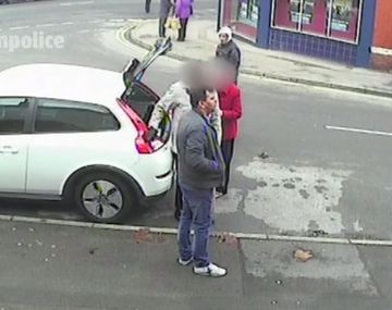 Así le roban a una pareja de ancianos