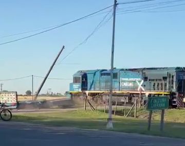 Un tren arrolló a un camión en Santa Fe y el chofer se salvó de milagro