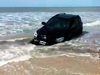 La marea alta casi termina llevándose a la camioneta