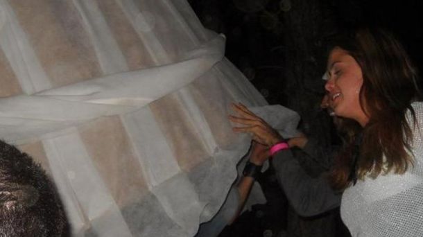 Vitto Saravia quiso ser una sorpresa y se quedó encerrada en una torta