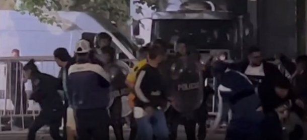 Así fue el choque entre hinchas de Gimnasia y la Policía fuera del estadio