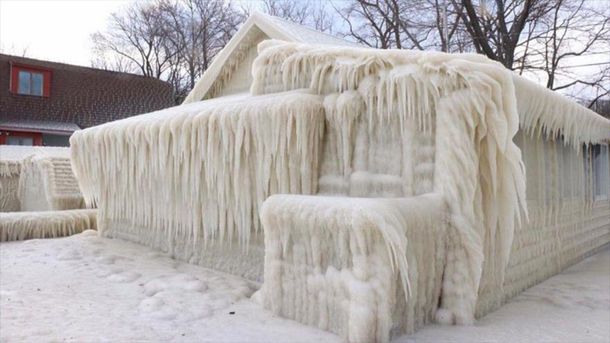 Una casa que quedó totalmente cubierta por el hielo