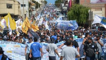 petroleros negocian en la sede de ypf para evitar un paro petroleros negocian en la sede de ypf para evitar un paro