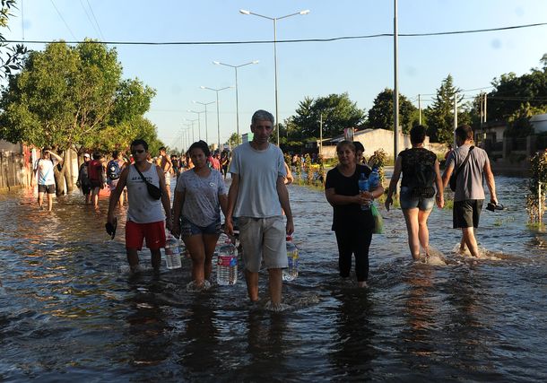 Vecinos de La Emilia volviendo a sus casas