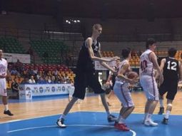 El gigante rumano tiene 16 años y mide 2.31 metros El gigante rumano tiene 16 años y mide 2.31 metros