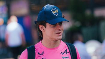 con una gorra de boca, colapinto llego al paddock y sorprendio a todo melbourne con una gorra de boca, colapinto llego al paddock y sorprendio a todo melbourne