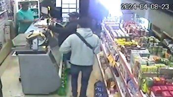 mar del plata: se metio en un almacen, peso la droga y se fue mar del plata: se metio en un almacen, peso la droga y se fue