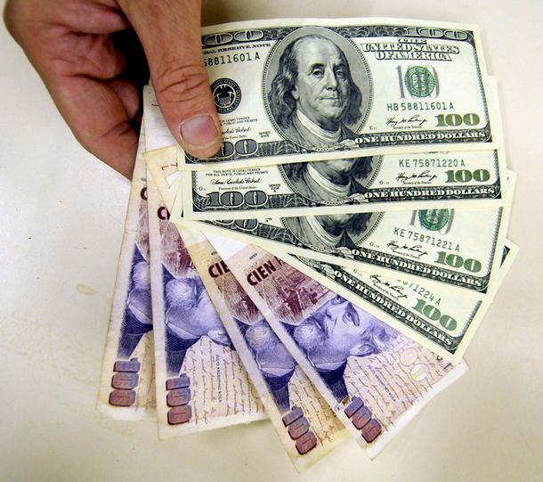 El dólar negro marcó otro récord y subió a 9,63 pesos