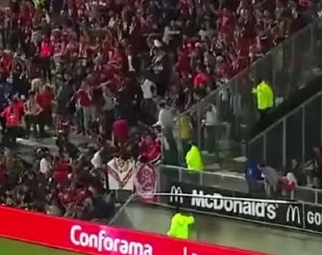 Susto en el club que dirige Bielsa: cedió la valla de un estadio y hay 3 heridos graves