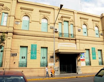 A un policía se le escapa un tiro y hiere a una médica