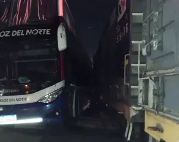 Santiago del Estero: un tren de carga chocó un a micro y hay seis heridos