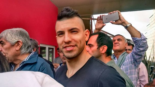 Agüero visitó Independiente y volvió a prometer: Me voy a retirar acá
