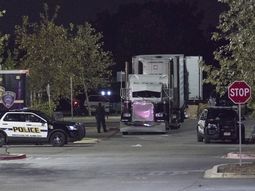 Diez muertos en la parte trasera de un camión Diez muertos en la parte trasera de un camión