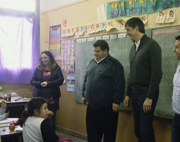 Esteban Bullrich hizo campaña en una escuela