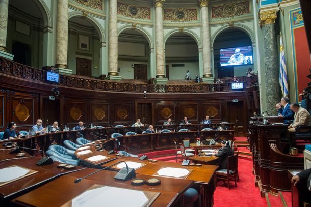 Representantes del gobierno defendieron el nuevo costo al turismo fluvial y marítimo en el Parlamento de Uruguay.