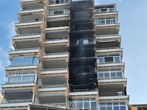 Incendio en Mallorca deja dos muertos y varios heridos en un edificio residencial. Incendio en Mallorca deja dos muertos y varios heridos en un edificio residencial.