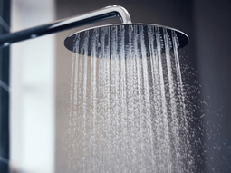 El truco casero para dejar la mampara del baño como nueva y sin utilizar productos químicos El truco casero para dejar la mampara del baño como nueva y sin utilizar productos químicos