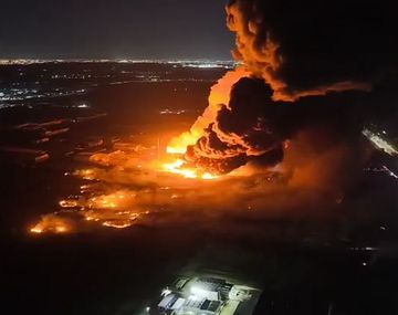 Incendio: se reaviva el fuego en el Polígono Industrial de Ezeiza y arrancan las pericias