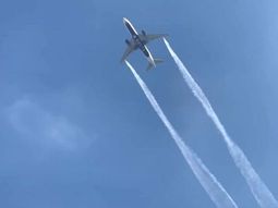 Un avión liberó combustible sobre una escuela en un aterrizaje de emergencia: al menos 60 heridos