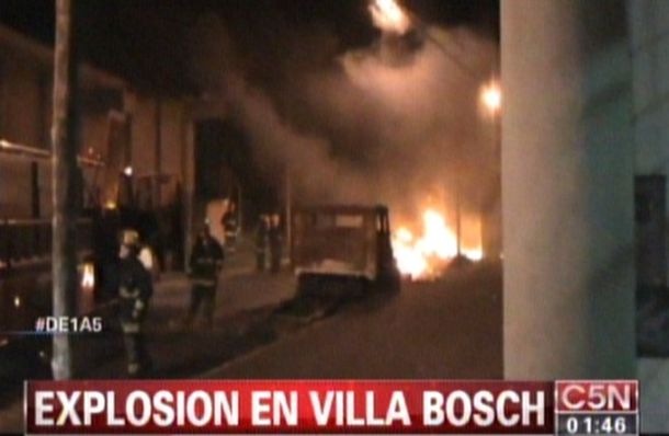 Un auto explotó frente a un colegio en Villa Bosch
