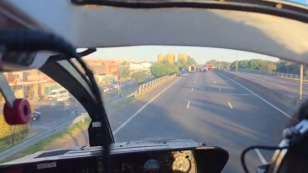 El helicóptero del SAME aterrizando en la avenida General Paz El helicóptero del SAME aterrizando en la avenida General Paz