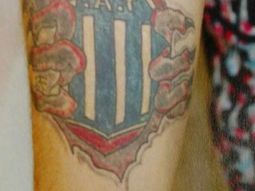 Baleó a un hombre y lo reconocieron por un tatuaje de Talleres
