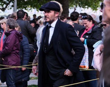 David Beckham hace fila como uno más para ver el féretro de Isabel II