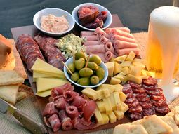 ¿Cuánto cuesta comer una picada en un lugar turístico en temporada?