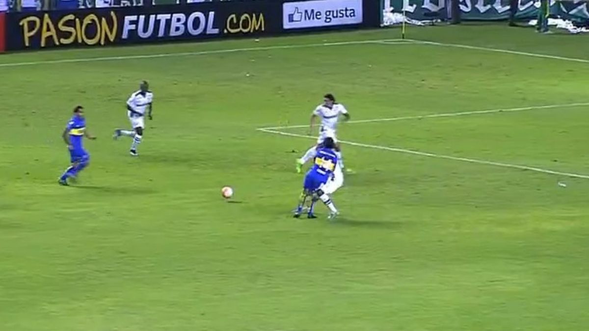 Así fue la patada que sacó del partido a Nicolás Lodeiro