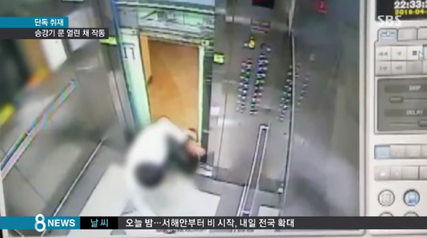 Por un pelo: un ascensor casi lo corta por la mitad, pero zafó