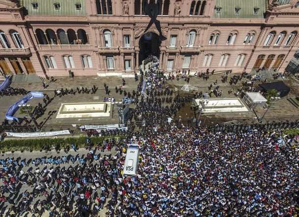 Vuela el barrilete cósmico: Maradona descansa con Doña Tota y Don Diego